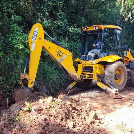 Inicia obra de calçamento rural em São José do Cedro 