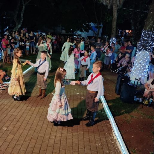 Apresentações restritas marcam a abertura do Natal Luz em Cedro 