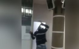 Homem apanha de cinta de funcionário da prefeitura durante sessão em SC