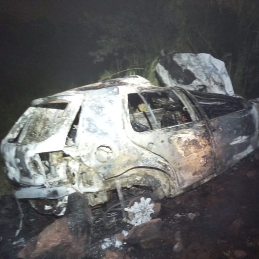 Grave acidente deixa veículo destruído por incêndio no interior