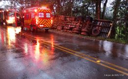 Caminhão tomba após sair da pista na SC 160, em Pinhalzinho