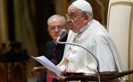 Papa Francisco tem crise respiratória e recebe transfusão de sangue, aponta novo boletim