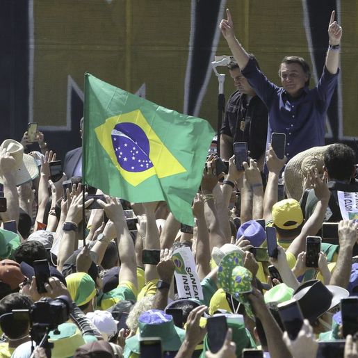 Presidente Bolsonaro participa de manifestação pró-governo em Brasília