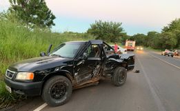 Colisão entre camionete e carro deixa trânsito lento na BR-282