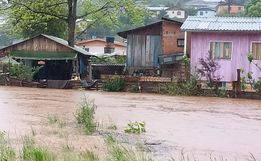 Chuva deixa cidade alagada e pessoas ilhadas na região 