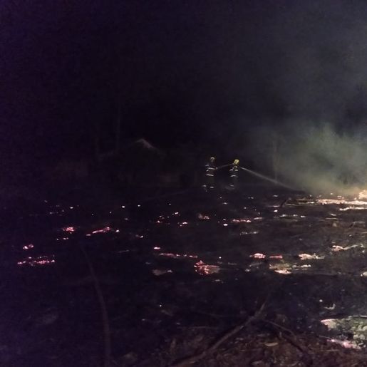 Bombeiros de Cunha Porã combatem incêndio em área de vegetação
