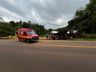 Caminhão carregado com ração sai da pista e tomba entre Descanso e Belmonte
