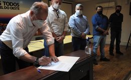 Trevisan assina ordem de serviço para asfaltamento do acesso à Linha Sete de Setembro