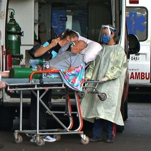 VÍDEO: Neta se despede de avô na porta de hospital antes dele morrer em SC