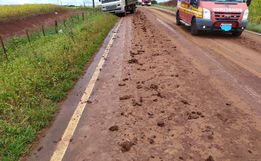 Colisão entre carro e caminhão deixa duas pessoas feridas 