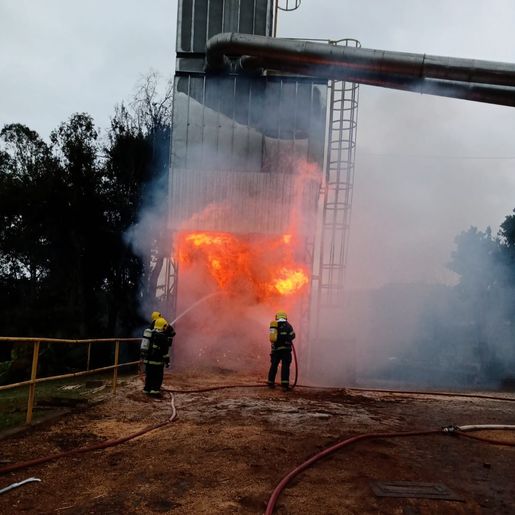 Indústria de móveis é atingida por incêndio em Mondaí