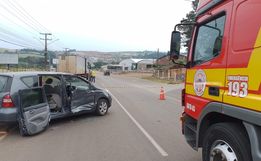 Colisão envolvendo caminhão e carro deixa idosa ferida