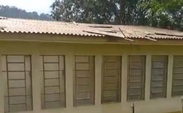 Vento causa danos em telhado de igreja no interior de Itapiranga