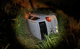 Veículo sai da pista e capota às margens da BR 163, em São Miguel do Oeste 