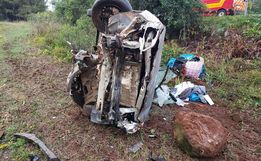 Óleo na pista provoca capotamento na BR-282