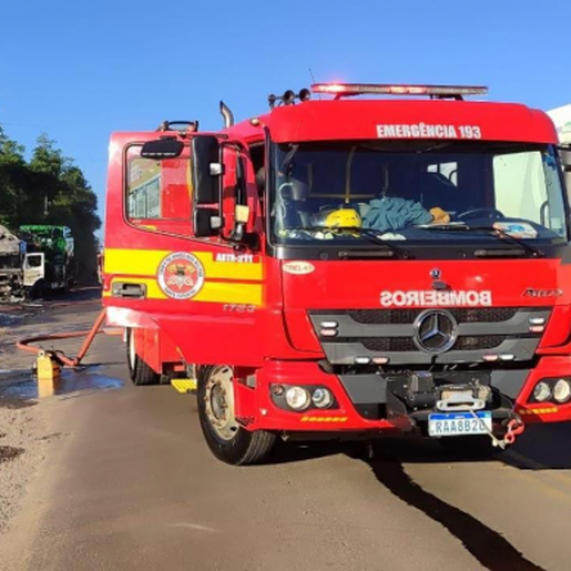 Carreta com colheitadeira pega fogo na BR-282 em Iraceminha