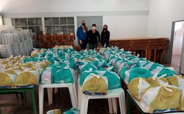 Lojas Pormenos e Grazziotin fazem doação de 150 cestas de alimentos