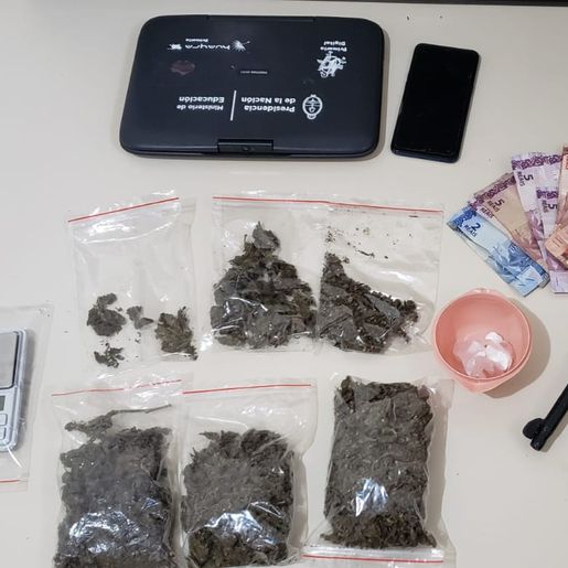 Policia Civil prende arma de fogo e drogas