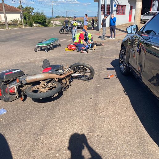 Colisão lateral deixa motoboy ferido na Willy Barth