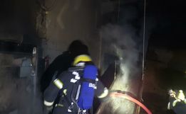 Bombeiros combatem incêndio em madeireira no interior