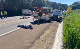 Colisão frontal entre veículos mata dois e deixa sete feridos na BR 282