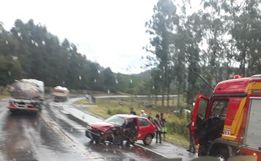 Colisão entre carro e caminhão deixa dois feridos na BR 158