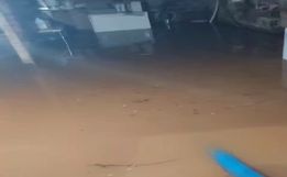 Casa fica alagada durante chuva em Itapiranga