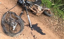 Jovem sofre graves ferimentos em colisão entre carro e moto no interior