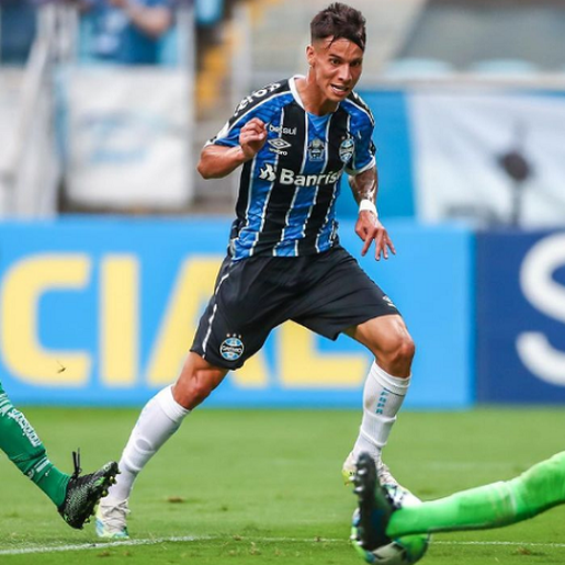 Grêmio vence o lanterna Goiás e fica próximo do G4