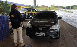 PRF recupera veículo com registro de roubo na BR 163 em Guaraciaba