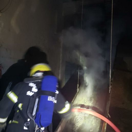 Bombeiros combatem incêndio em madeireira no interior