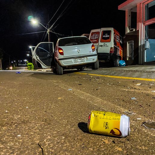 Condutor embriagado colide em carro estacionado, foge e é preso pela PM