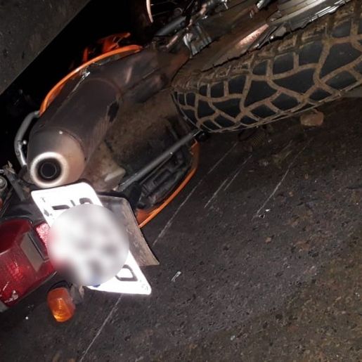 Jovem morre em acidente em moto e caminhão na BR-282