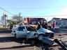 Motorista fica encarcerado em acidente entre dois carros