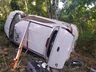 Condutora perde controle de veículo, sai da pista e capota em Itapiranga