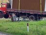 Caminhão passa por cima de veículo e deixa uma pessoa morta 