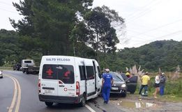 Acidente envolvendo veículo da saúde deixa cinco feridos na BR-282