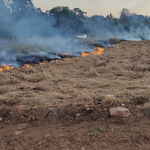 Incêndio em vegetação oferece risco aos motoristas na BR 158