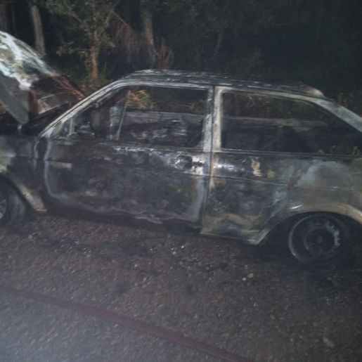 Carro é destruído com indícios de incêndio criminoso no interior
