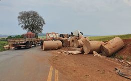 Motorista com carreta da região fica ferido em saída de pista