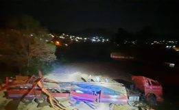 Caminhão sai da pista e motorista fica ferido na SC-161, em Romelândia