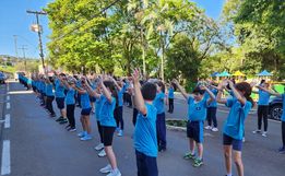 Escola Porto Novo realiza apresentação no centro de Itapiranga