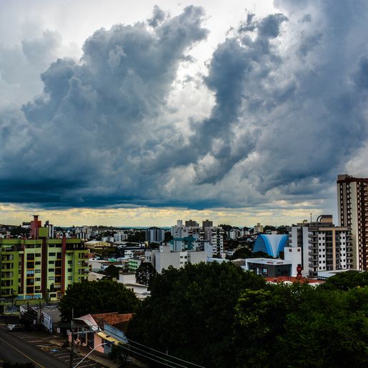 Extremo Oeste está em alerta vermelho com previsão de chuvas intensas