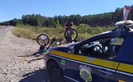 PRF presta auxílio a ciclista colombiano na BR-282