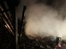Casa de madeira é destruída por incêndio no interior de Riqueza