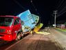 Condutor colide com caminhão em poste na Willy Barth em SMO