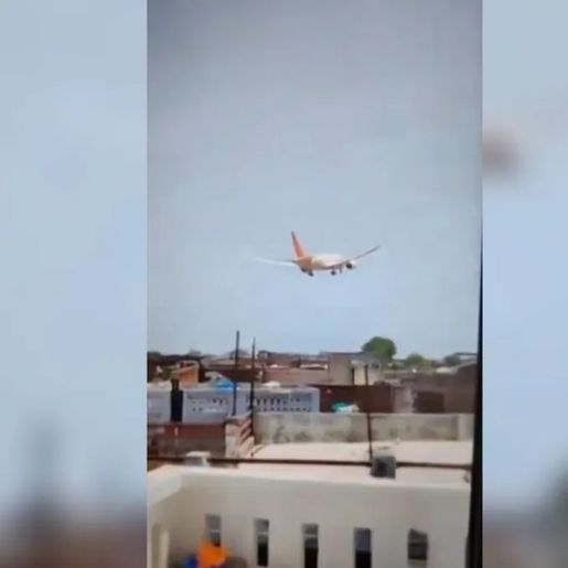  Avião com 242 pessoas a bordo cai em bairro residencial da Índia logo após a decolagem