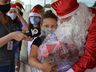 Campanha “Um presente de Natal” reúne crianças para entrega de presentes
