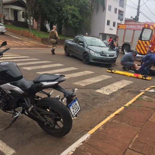 Mulher fica ferida em colisão entre carro e moto