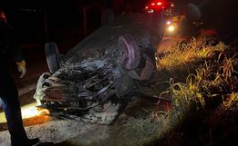 Veículo sai da pista e capota no interior de São Miguel do Oeste